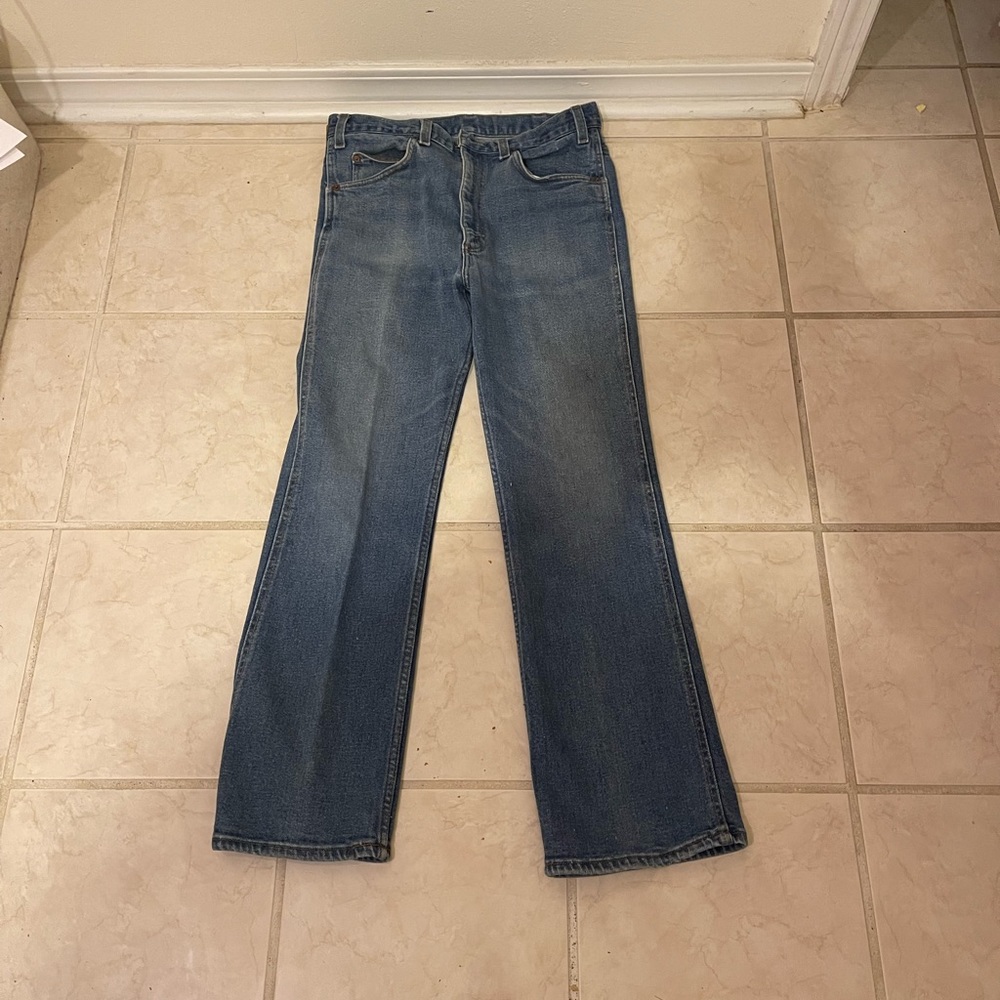 VTG LEVI’S COMFORT FIT MEN'S JEANS SIZE 34X 30 BLUE TAB. 
DISTRESSED IN D BACK